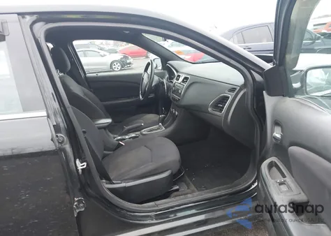 2013 Chrysler 200 Lx z USA, uszkodzony, nr VIN 1C3CCBAB0DN765271